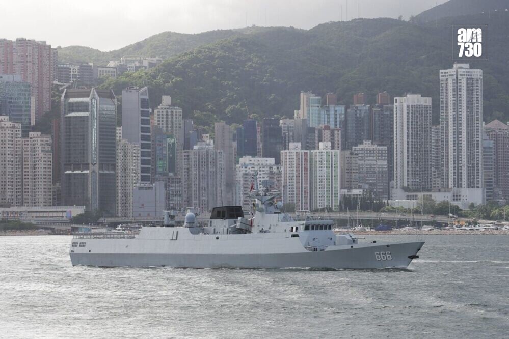 解放軍海軍南寧艦、衡陽艦編隊駛入維港。(吳康琦攝)
