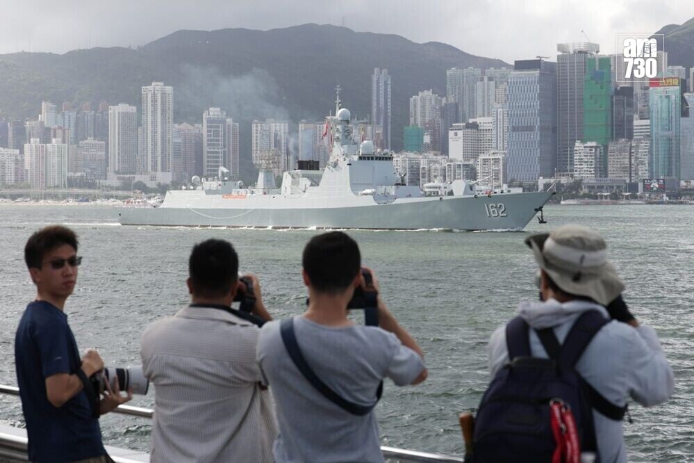 解放軍海軍南寧艦、衡陽艦編隊駛入維港。(吳康琦攝)