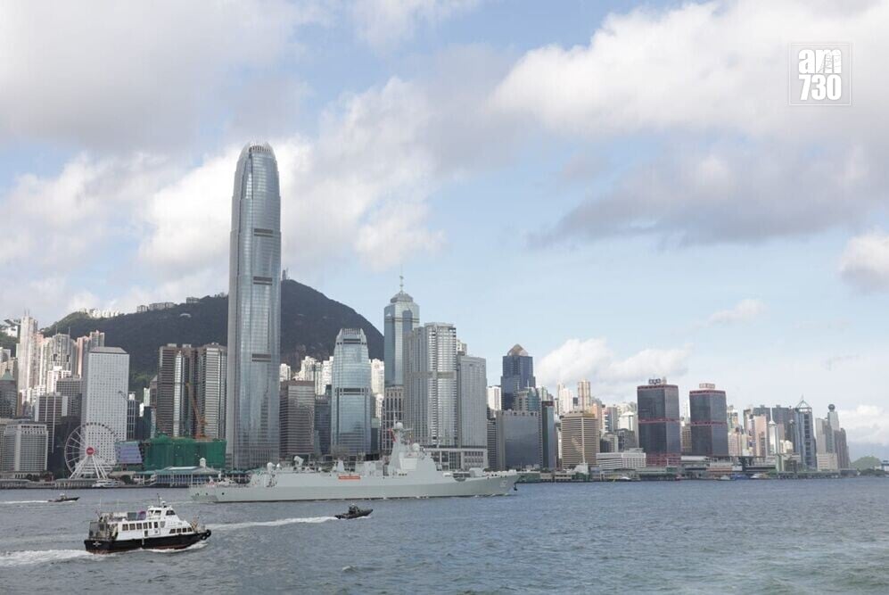 解放軍海軍南寧艦、衡陽艦編隊駛入維港。(吳康琦攝)