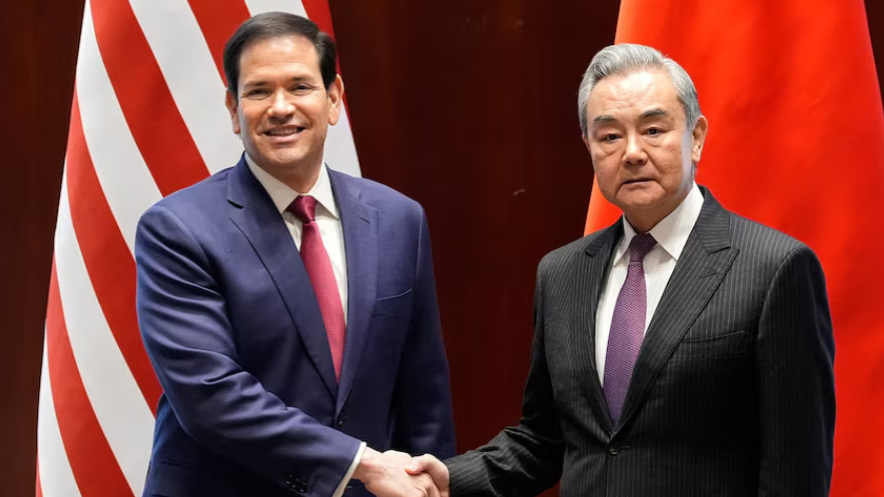 中共中央政治局委員、外長王毅6月30日與美國國務卿魯比奧通電話時指出，台灣問題牽一髮動全身，希望美方務必慎之又慎對待涉台事務。（路透社資料圖片）