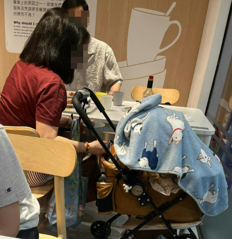 有網民近日在社交平台發文,稱有狗主使用IKEA(宜家家居)位於九龍灣商場MegaBox的餐廳供應的兒童塑料碗給予狗狗舔食,非常擔心衞生問題。(網上圖片)