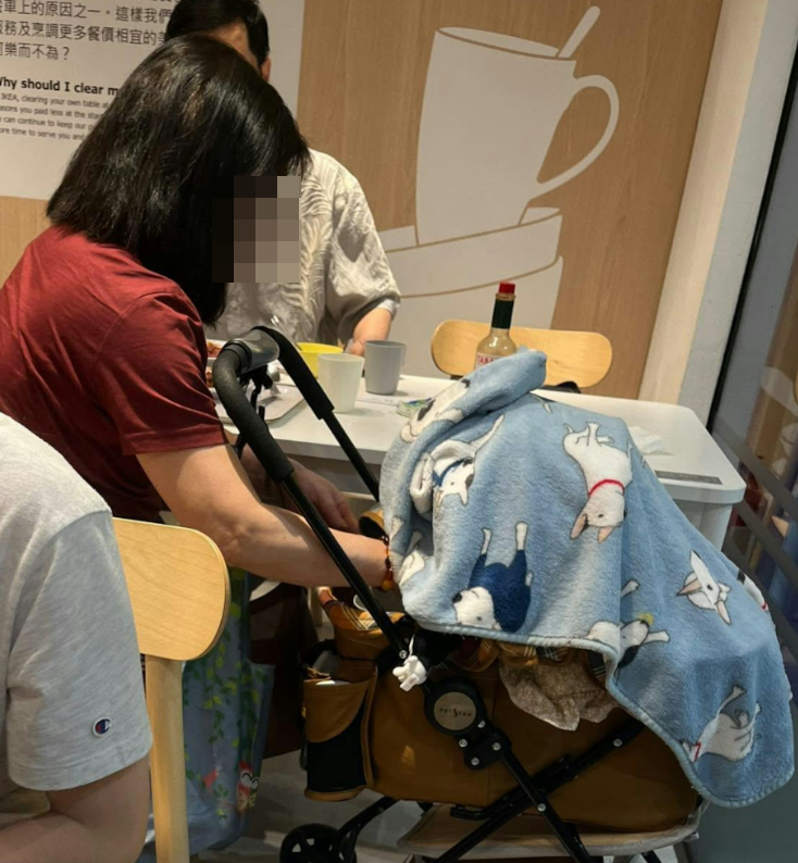 有網民近日在社交平台發文,稱有狗主使用IKEA(宜家家居)位於九龍灣商場MegaBox的餐廳供應的兒童塑料碗給予狗狗舔食,非常擔心衞生問題。(網上圖片)