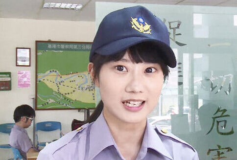 丁幼安因其外形亮麗,被稱為「警界范冰冰」、「安撫系女警」。(東森新聞)