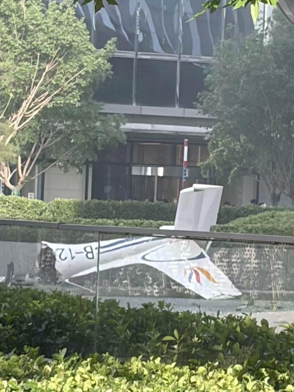 大陸北京市最高地標「中國尊」中信大廈26日傍晚驚傳小型飛機撞大樓事件,民眾拍到飛機殘骸落在大樓底層。(圖/翻攝自社群平台X)