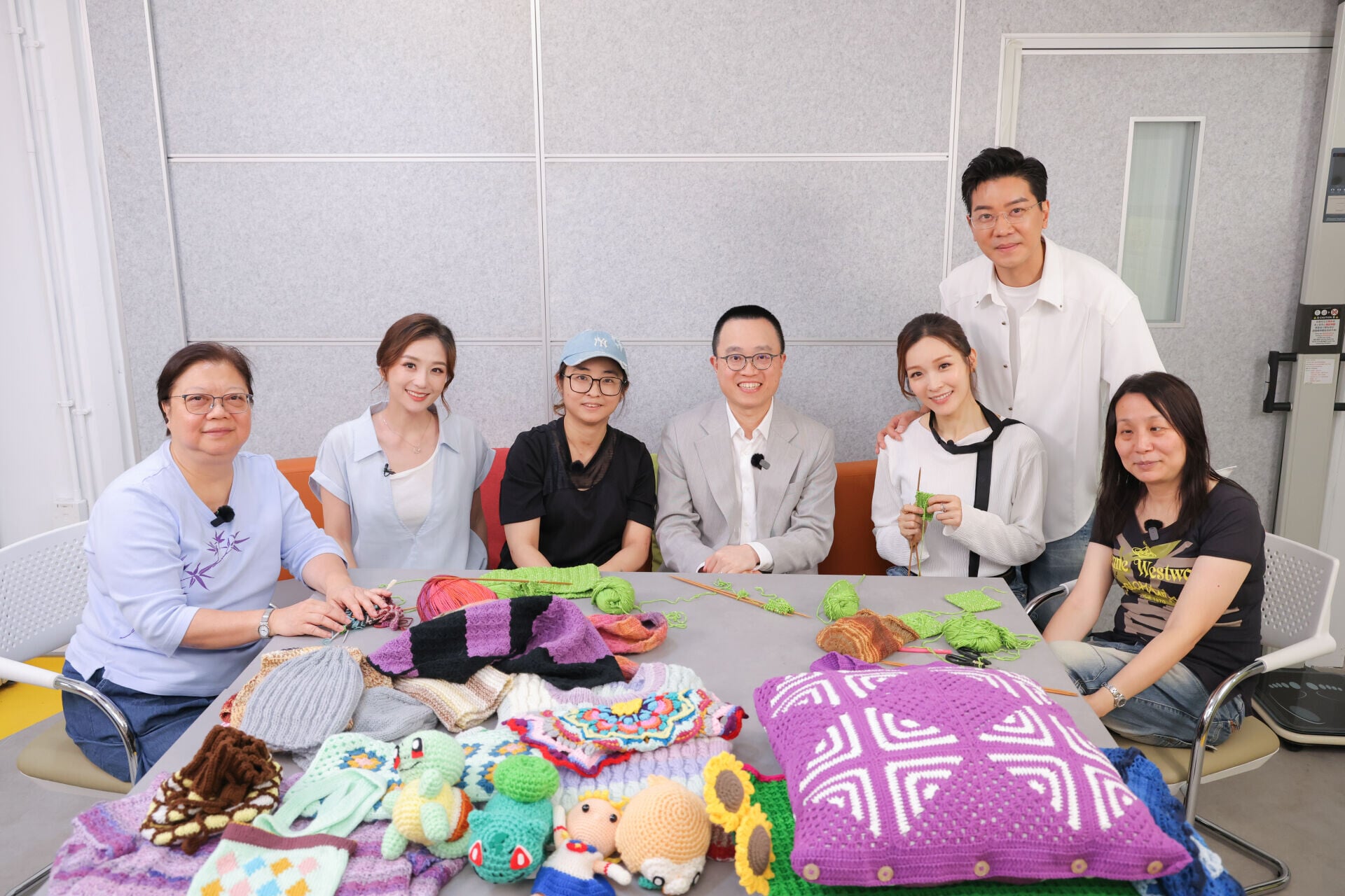 黎諾懿除邀請李佳芯、林燕玲訪問病友外,又安排編織導師(左三)教授編織技術,及請來醫生(左四)分享如何照顧重症肌無力症患者