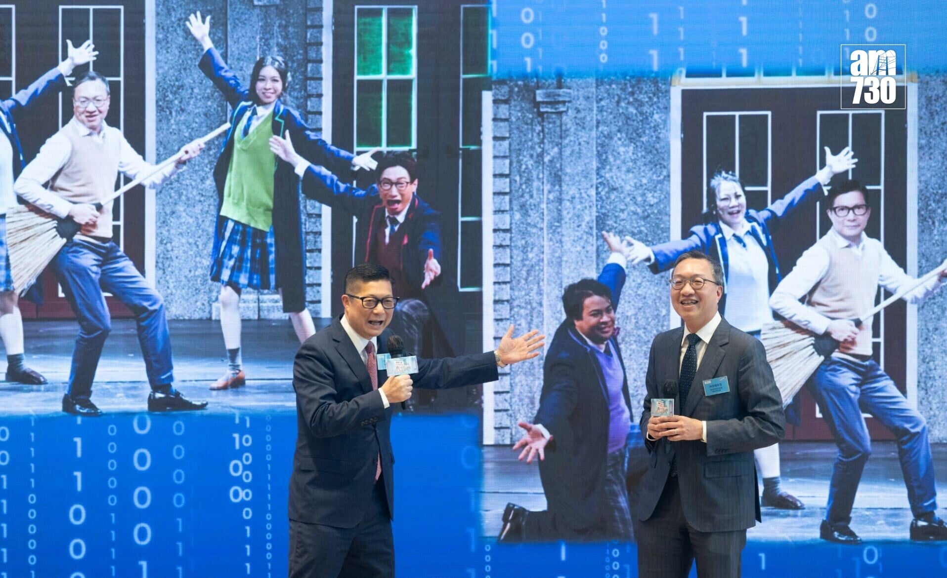 保安局長鄧炳強(左)和林定國分享防騙貼士。(蘇文傑攝)
