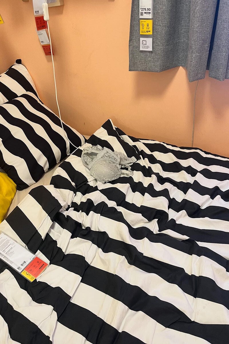 有IKEA顧客在陳列室一張床上發現胸圍。(Threads用戶shizongqi.1圖片)