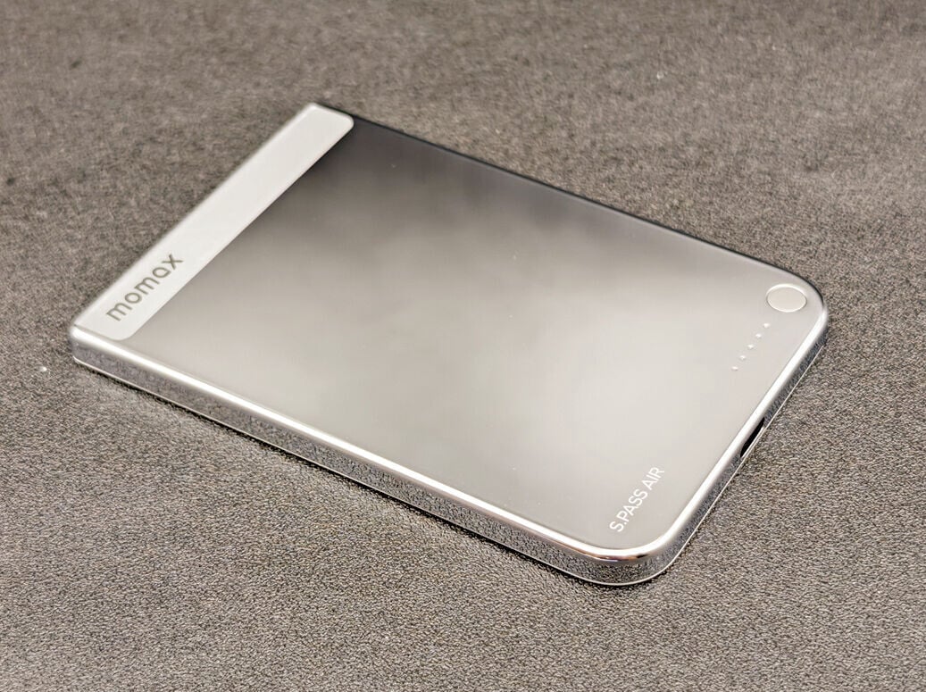 Momax 1-Power S.Pass Air磁吸流動電源帶來鏡面質感。