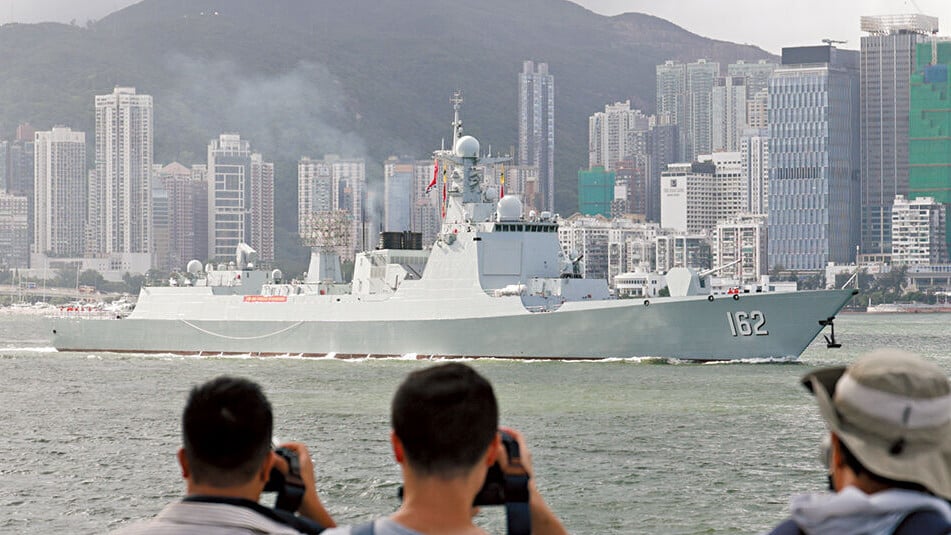 舷號162的南寧艦於昨日駛進維港。(吳康琦攝)