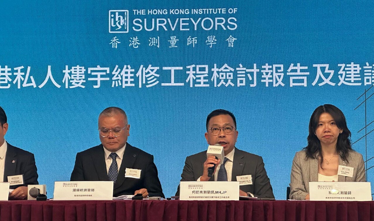 香港測量師學會樓宇維修工作組主席何鉅業(右二)強調樓宇維修局屬「補位」角色。(關淑婷攝)