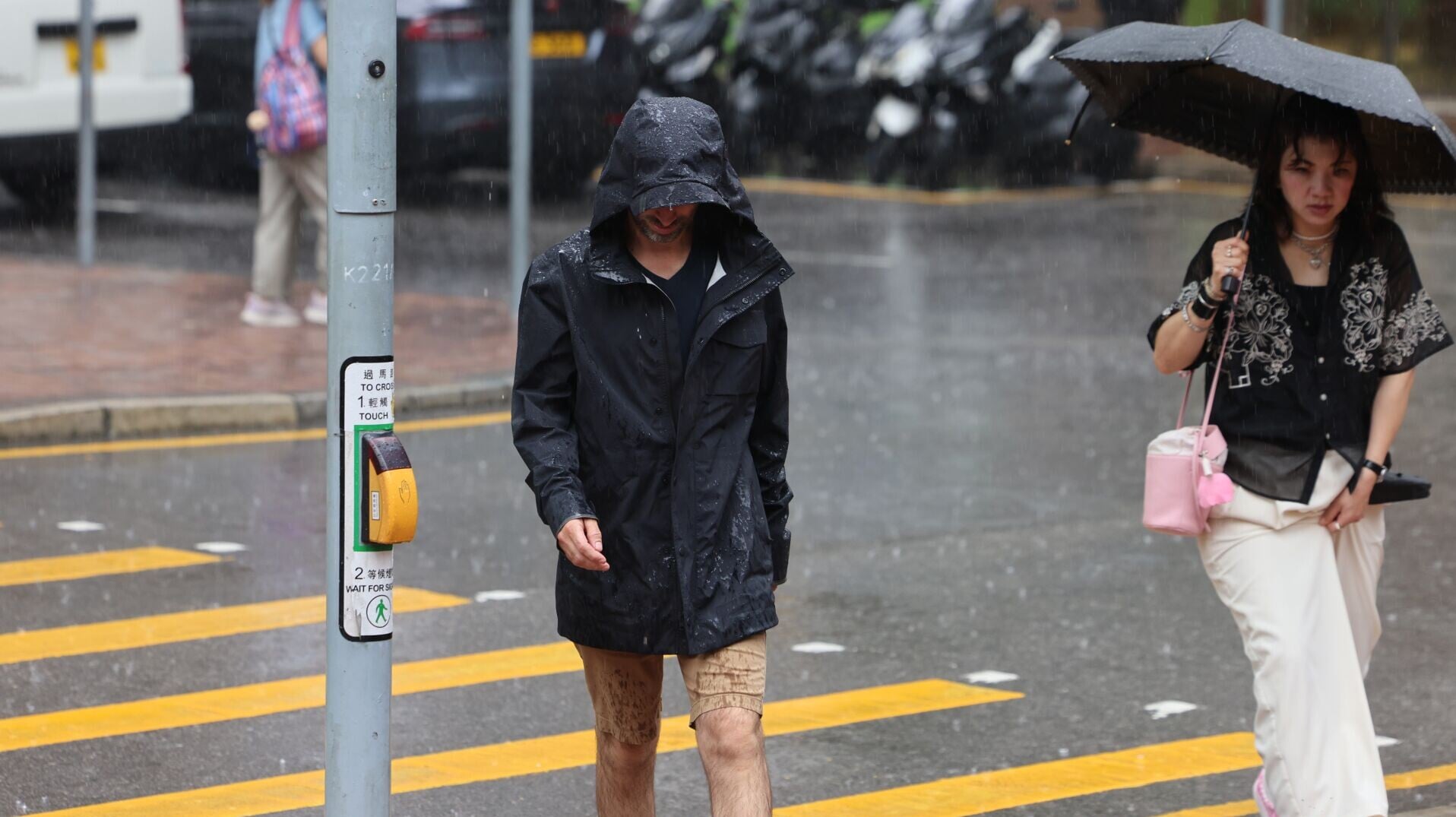 7月3日，香港天文台在下午2時10分發出黃色暴雨警告信號。（中通社）