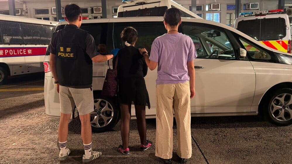 警觀塘街頭打擊賣淫，63歲女被捕。(警方圖片)