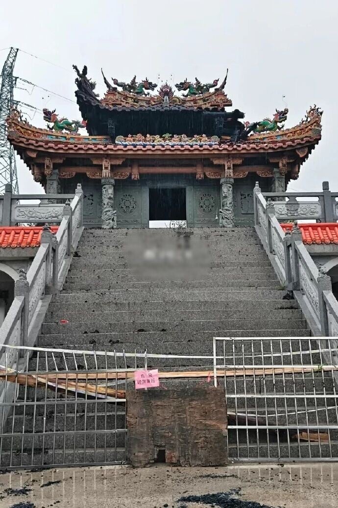 目前當地已著手安裝避雷設施,維修受損屋頂。(微博)