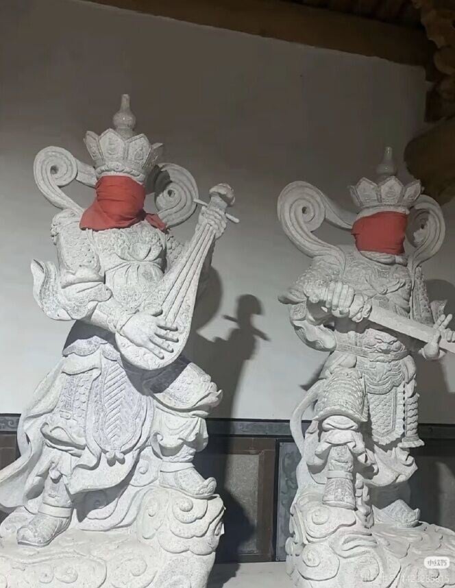 網上相片亦顯示,四大天王神像面部以紅布包裹,等待修復。(微博)