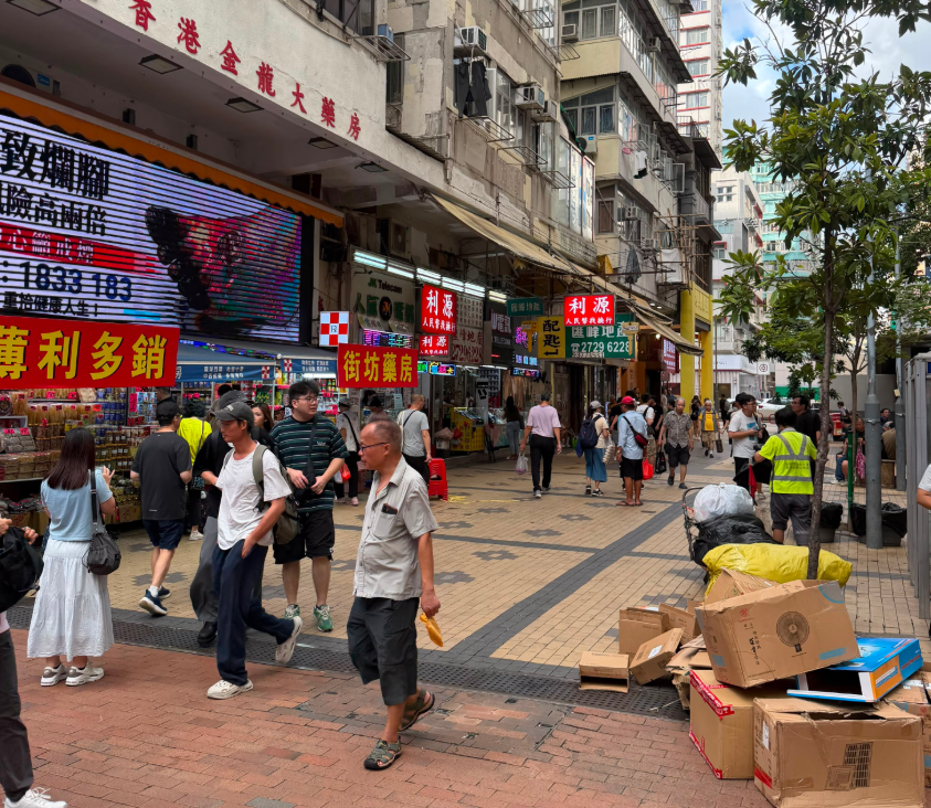 有初創廣告平台近日在深水埗鴨寮街街頭一吸煙熱點附近進行「社會實驗」,於一塊大型LED廣告牌播放寫有「吸煙致爛腳截肢風險高兩倍」巨型戒煙廣告(Threads)