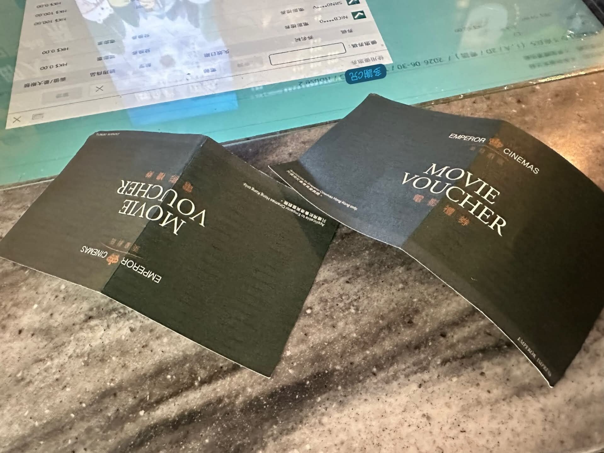 有女網民分享在戲院排隊買飛時,突獲陌生人送贈戲飛的經過,指對方因一個人用不上4張當日到期的門票換領券,便將其中兩張轉贈,樓主原想買飲品爆谷回禮,但已不見對方蹤影,故發帖「尋人」並向對方表達感謝。(Threads)