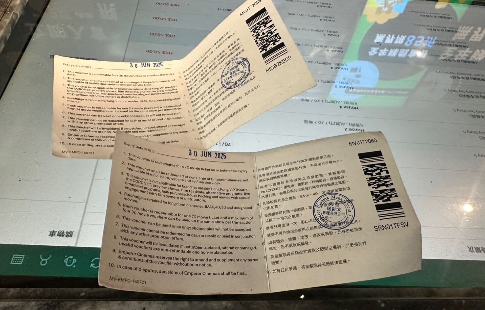 有女網民分享在戲院排隊買飛時,突獲陌生人送贈戲飛的經過,指對方因一個人用不上4張當日到期的門票換領券,便將其中兩張轉贈,樓主原想買飲品爆谷回禮,但已不見對方蹤影,故發帖「尋人」並向對方表達感謝。(Threads)
