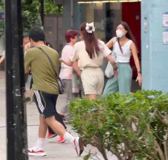 一名身穿短褲的女子在葵涌葵興邨邨口追着一名中年女子,另有一名男子手持攝錄機,以及有另一名身穿白色背心、戴口罩的女子手持手機拍攝。不少網民認出短褲女是《東張西望》女主持黎寬怡(Facebook群組「荃灣 大窩口邨 葵涌邨」)