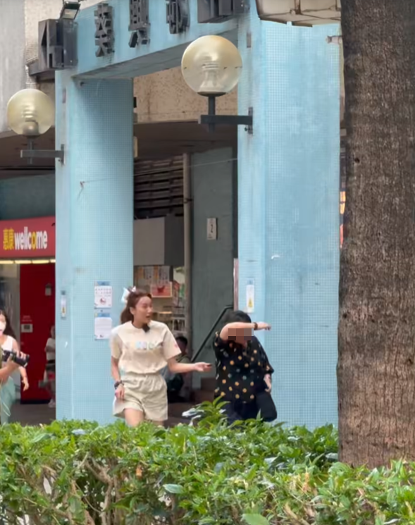 一名身穿短褲的女子在葵涌葵興邨邨口追着一名中年女子,另有一名男子手持攝錄機,以及有另一名身穿白色背心、戴口罩的女子手持手機拍攝。不少網民認出短褲女是《東張西望》女主持黎寬怡(Facebook群組「荃灣 大窩口邨 葵涌邨」)