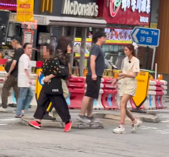 一名身穿短褲的女子在葵涌葵興邨邨口追着一名中年女子,另有一名男子手持攝錄機,以及有另一名身穿白色背心、戴口罩的女子手持手機拍攝。不少網民認出短褲女是《東張西望》女主持黎寬怡(Facebook群組「荃灣 大窩口邨 葵涌邨」)