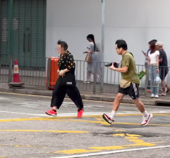 一名身穿短褲的女子在葵涌葵興邨邨口追着一名中年女子,另有一名男子手持攝錄機,以及有另一名身穿白色背心、戴口罩的女子手持手機拍攝。不少網民認出短褲女是《東張西望》女主持黎寬怡(Facebook群組「荃灣 大窩口邨 葵涌邨」)