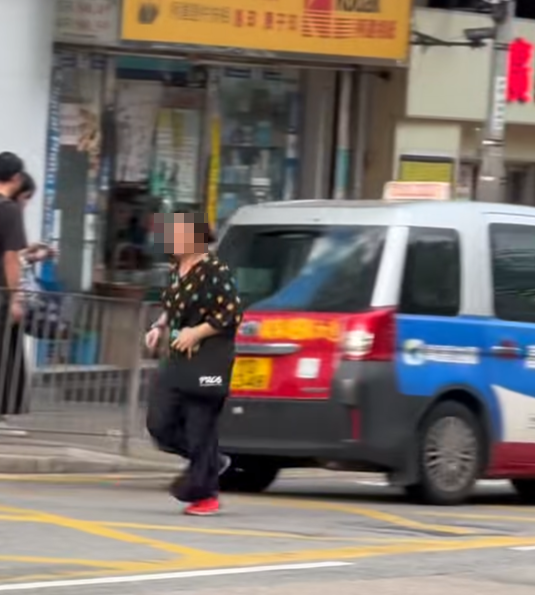 一名身穿短褲的女子在葵涌葵興邨邨口追着一名中年女子,另有一名男子手持攝錄機,以及有另一名身穿白色背心、戴口罩的女子手持手機拍攝。不少網民認出短褲女是《東張西望》女主持黎寬怡(Facebook群組「荃灣 大窩口邨 葵涌邨」)