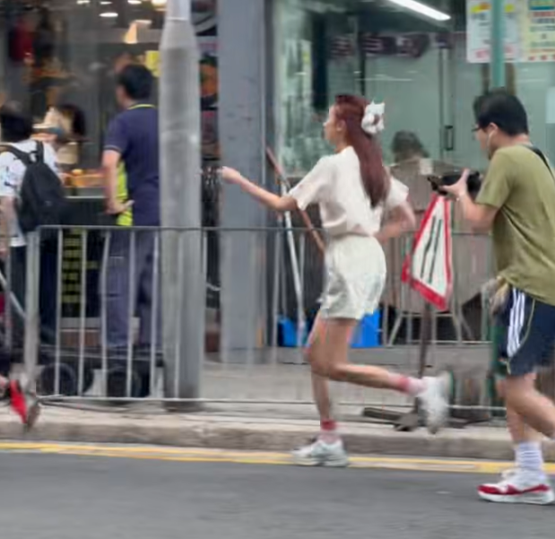 一名身穿短褲的女子在葵涌葵興邨邨口追着一名中年女子,另有一名男子手持攝錄機,以及有另一名身穿白色背心、戴口罩的女子手持手機拍攝。不少網民認出短褲女是《東張西望》女主持黎寬怡(Facebook群組「荃灣 大窩口邨 葵涌邨」)
