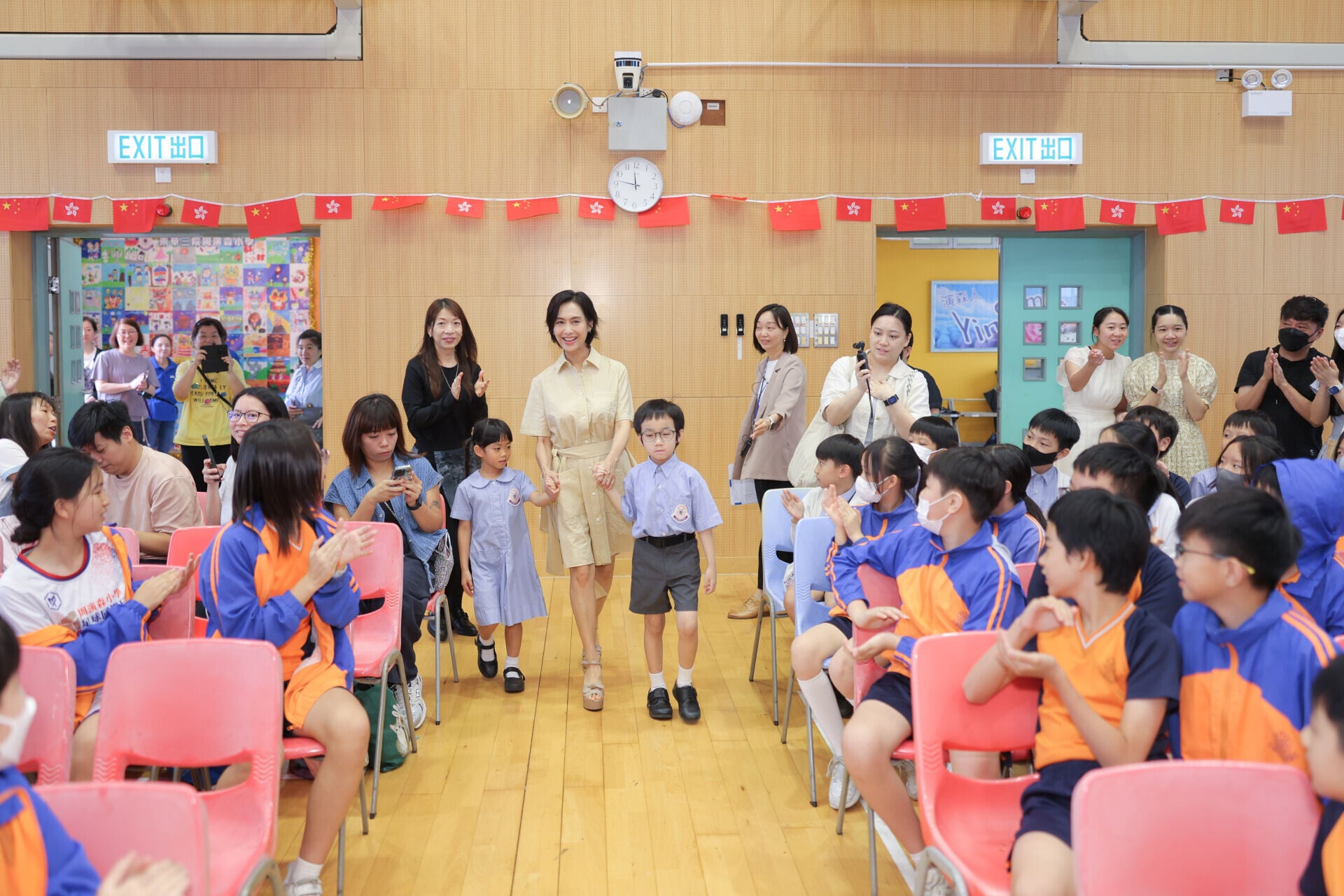 走訪小學校園,令朱茵勾起不少女兒小學生活點滴