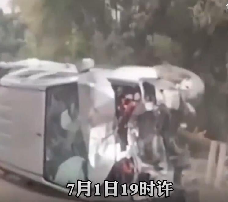 事發後皮卡車扭曲變形。（圖／翻攝新浪微博）