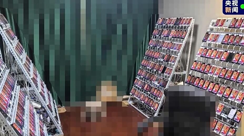 李男用200部手機設「手機牆」搶票。（圖／翻攝《央視》）