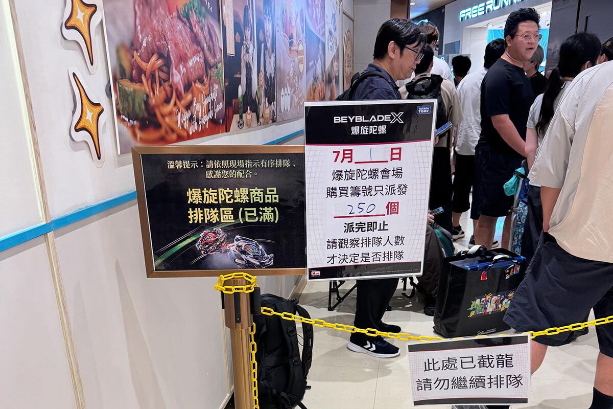 輪候購買陀螺的排隊區,在原定開放時間前近兩小時已「截龍」。(Threads用戶jacky_c.c_7.7圖片)