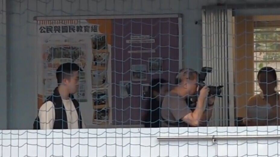 屯門官立中學16歲男學生懷疑被推跌昏迷，送屯門醫院救治，警員到學校調查(有線新聞畫面)