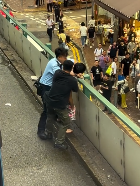 涉案男子落網一刻片段亦曝光,可見戴眼鏡的他在鵝頸橋街市、近羅素街對開堅拿道天橋上被制服,當時他與兩名警員糾纏,橋下大批市民圍觀,多名警員其後趕抵增援(影片截圖)