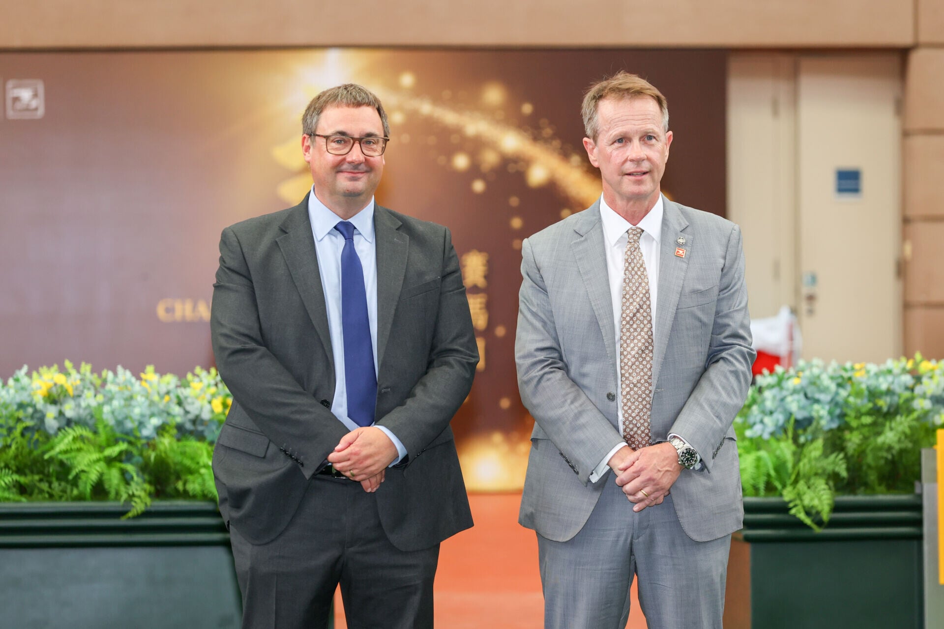 香港賽馬會賽馬事務執行總監夏定安(右)及雅士谷馬場賽馬及公共事務總監Nick Smith(左)出席識價盃「香港隊」公佈儀式。
