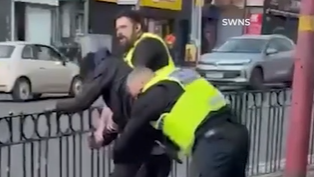 兩警拉不動該名男子。(互聯網)