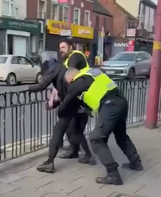 兩警拉不動該名男子。(互聯網)