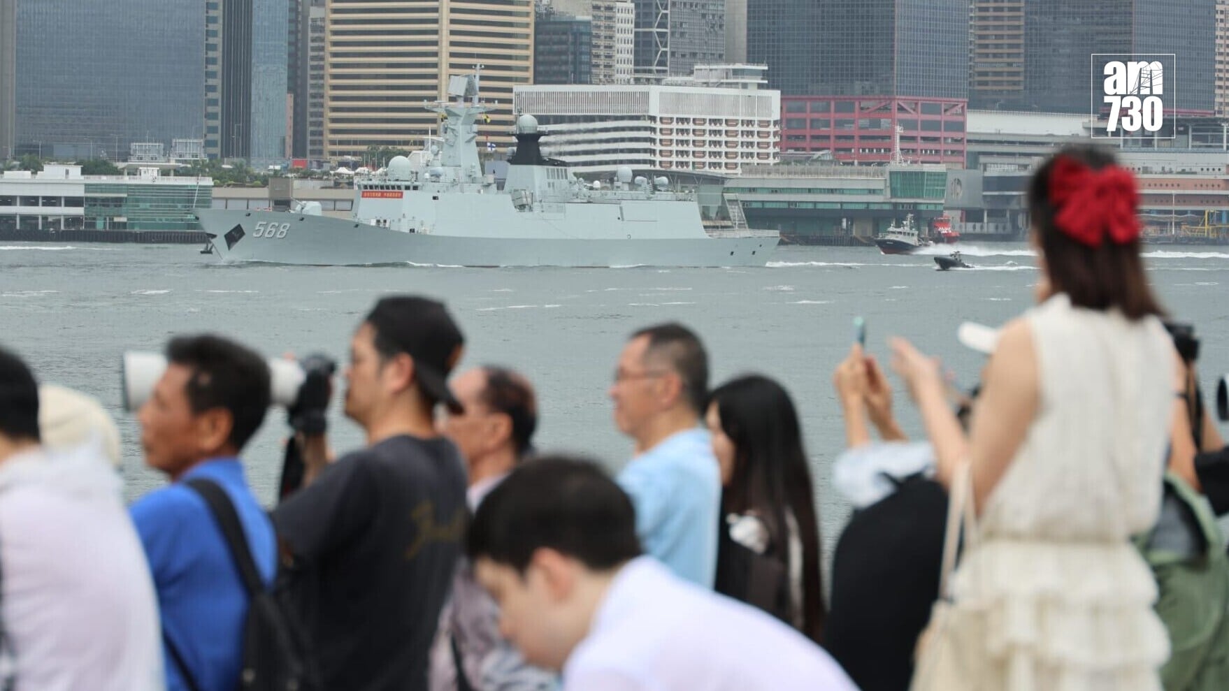 由解放軍導彈驅逐艦南寧艦及導彈護衛艦衡陽艦組成的海軍艦艇編隊在歡送儀式後，陸續駛離軍港碼頭，離開香港。(鍾式明攝)