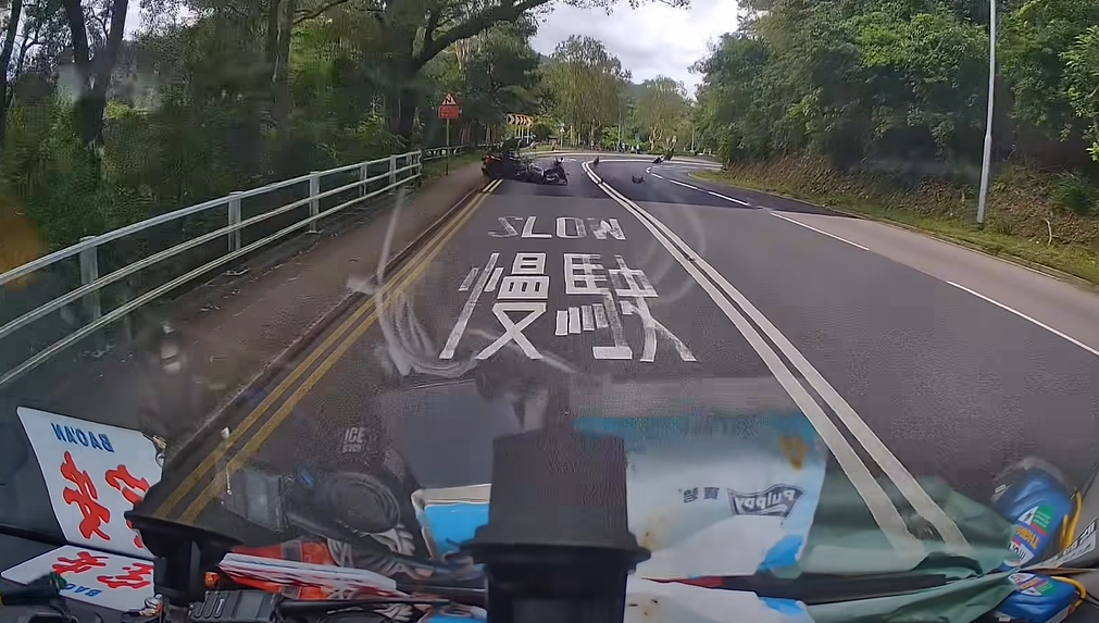 車Cam直擊|大埔公路兩電單車相撞 一男傷重不治 (@fb Twei Chen)