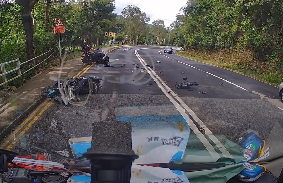 車Cam直擊|大埔公路兩電單車相撞 一男傷重不治 (@fb Twei Chen)