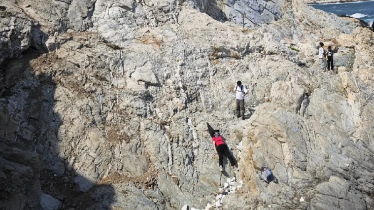 大鵬新區依山傍海，近年來出現多條熱門戶外線路，但登山人士遇險事件也隨之頻發。(網上圖片)