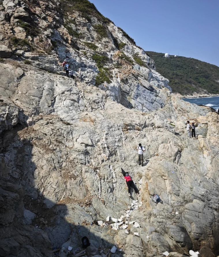大鵬新區依山傍海,近年來出現多條熱門戶外線路,但登山人士遇險事件也隨之頻發。(網上圖片)