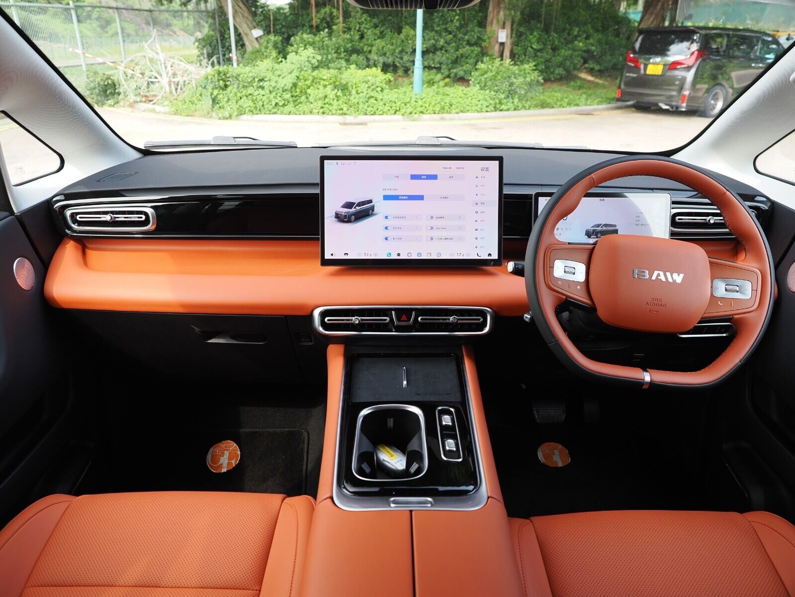 電動車|BAW M8採用橙色內裝。