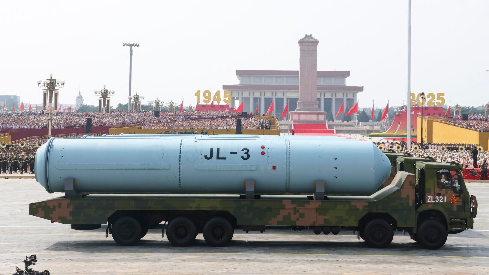 2025年九三閱兵，核導彈第一方隊接受檢閱，圖為「巨浪-3」潛射洲際導彈。（新華社）