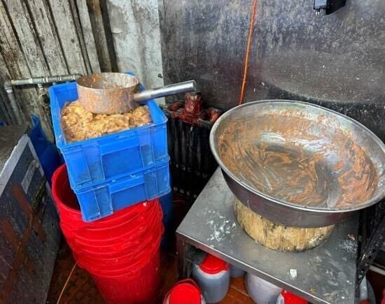 東九龍黑幫暴力壟斷地盤飯盒生意,每月營業額100萬。