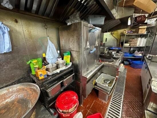 東九龍黑幫暴力壟斷地盤飯盒生意,每月營業額100萬。