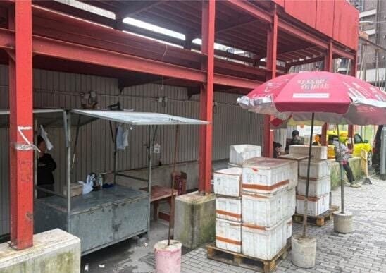 東九龍黑幫暴力壟斷地盤飯盒生意,每月營業額100萬。