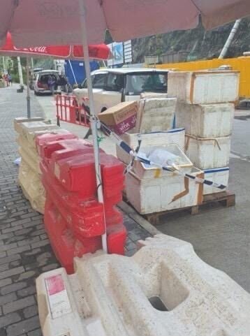 東九龍黑幫暴力壟斷地盤飯盒生意,每月營業額100萬。