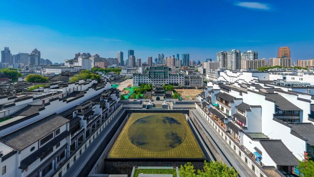 南京的科舉博物館設於地底,而地面、即博物館的頂層有一個黑色花崗岩打造的「墨池」,猶如古人寫字硯台。墨池面積為1,300平方米,象徵中國科舉1,300年的歷史。(圖片來源:視覺中國)