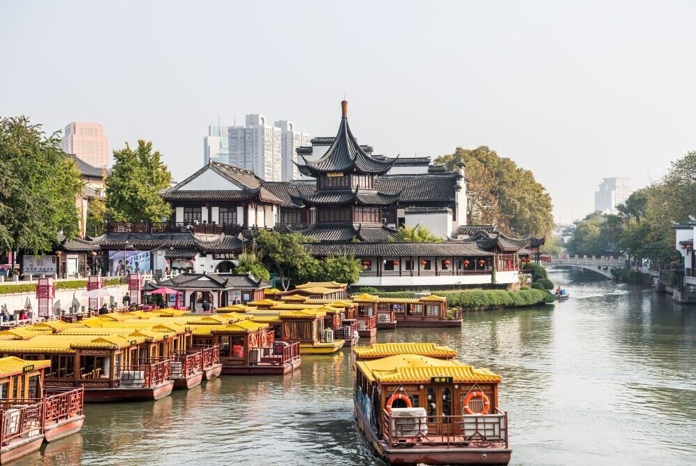 南京夫子廟位於秦淮河北岸,以秦淮河為泮池,遊客可廟前牌坊下乘搭秦淮河畫舫,細意欣賞兩岸景色。(圖片來源:Shutterstock)