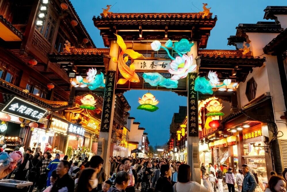 南京夫子廟步行街區由「三街一商圈」構成,「三街」分別為貢院街、貢院西街和大石壩街。在歷史上,這裏一直是南京商業文化中心,沿街遍布酒館、茶館、戲台,見証歷史和商業變遷。(圖片來源:Shutterstock)